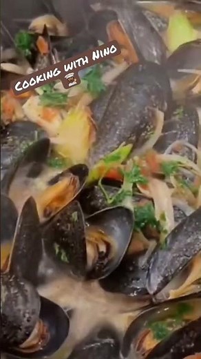 Steamed Mussels with garlic and White Wine #cookingwithnino #mussels
