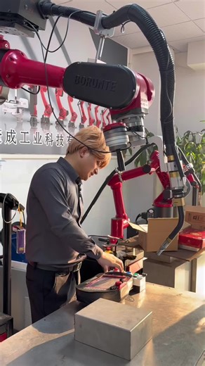 Drag-on welding robot.#industrial #welding #robot #spraying #stamping | Welding