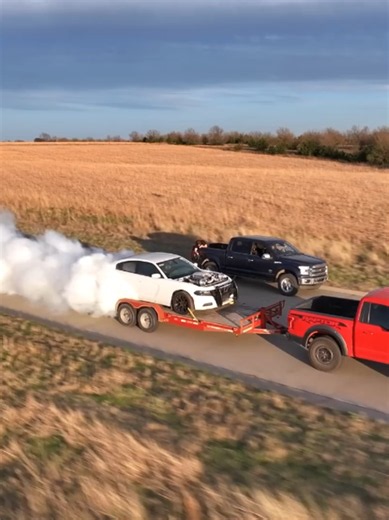 Une voiture de police abandonnée devient un monstre de plus de 1 000 chevaux grâce à un 426 HEMI 7.0L bi-turbo ! Le résultat est complètement fou… #PourToi #FYP #Voiture #Police #HEMI #TwinTurbo #1000Chevaux #CarTok #Mecanique #Auto