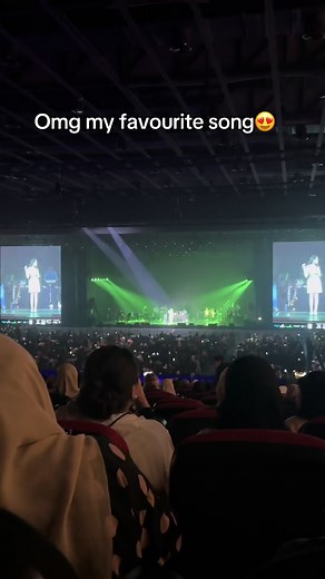 I dont have any idea who she is. Anyone who knows pls drop ur comments. #uditnarayanliveinkl2024 #megastararenakl #fypシ #fyppppppppppppppppppppppp