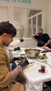 ✨ Sarma Workshop by @mommies_kitchen_gang ✨ Ein wundervoller Einblick in die orientalische Küche 🫶🏽 Perfekt, um neue Rezepte kennenzulernen und die eigenen Kochkünste zu verbessern 🍽️✨ Wenn du Lust hast, an so einem Workshop teilzunehmen, melde dich gerne bei der @mommies_kitchen_gang 💌 📆 Nächster Workshop-Termin: 6. Februar Im Workshop bekommst du: 🥤 Softgetränke & Matcha von @my_matchabar 🍽️ Einen leckeren Vorspeisenteller 🍃 Frische Sarma zum Probieren 🍰 Und sogar ein Dessert Für mehr