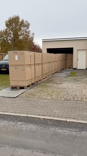 Et kæmpe øjeblik for lille Ollimako, 15 paller klar propfyldt af skærebrætter til julegaver 🎄🎁 - Bliver afhentet nu og bliver kørt ud til alle de glade modtager 🚚📦 Sådan ser det ud, der er nogle stykker… det er faktisk RET VILDT, vores ubetinget største ordre til dato 👏🏼 Så det kan man godt blive lidt rørt over 🙏🏼 www.ollimako.dk | Ollimako