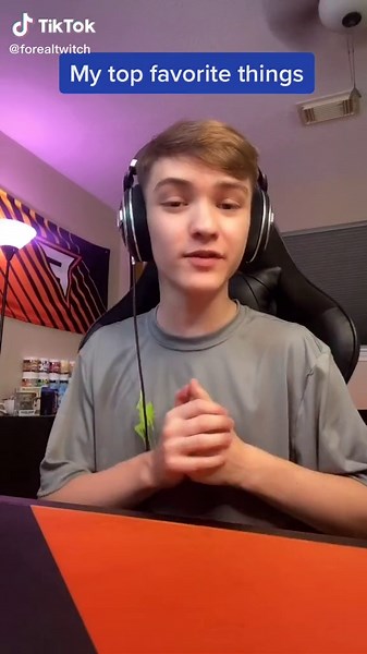 The top 5 essential items I NEED in order to stream 😳😁 Twitch.tv/Foreal #twitchstreaming #twitchstreamer #twitch