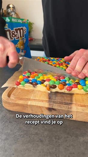 M&M Crispy Fudge 😱🍫 Iedereen gaat je om dit recept vragen: sterkindekeuken.nl/mm-crispy-fudge/ | Sterkindekeuken.nl