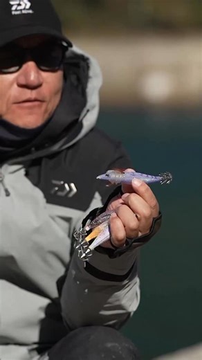 ［エギング］エメラルダスドリフトマスク 山田ヒロヒト インプレッション 水を掴みフォールを魅せる！ダイワからの新提案「エメラルダスドリフトマスク」が登場！ ソフトマテリアル製で成型した2重のエラが水中で水を掴み潮受けを良くします。 開発に携わった山田ヒロヒトが今回のアイテムの利点・使いどころを解説します。 ■タックルデータ ルアーその他：エメラルダス ドリフトマスク https://www.daiwa.com/jp/product/g66hkil #daiwa #エギング #エメラルダス #ドリフトマスク #pr | DAIWA SW Fishing Shore