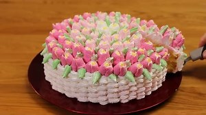 Una torta di compleanno classica con decorazione primaverile. Prova la nostra ricetta 👇 | Torte Italiane