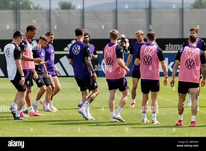 Herzogenaurach, Germany. 01st June, 2025. Soccer, national team, men, Nations League, before the Final Four: The players warm up during training. Credit: Daniel Karmann/dpa - IMPORTANT NOTE: In accordance with the regulations of the DFL German Football League and the DFB German Football Association, it is prohibited to utilize or have utilized photographs taken in the stadium and/or of the match in the form of sequential images and/or video-like photo series./dpa/Alamy Live News Stock Photo - Al