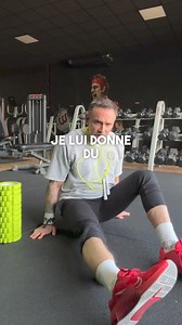 Tu as des douleurs dans ton mollet ou ton tibia après avoir sauté à la corde ? C'est probablement parce que tu ne m'écoutes pas ! 😊😊 La corde à sauter est un exercice très intense, comme si tu courais un marathon du jour au lendemain. Tu peux donc t'attendre à avoir des courbatures partout après une séance intense de corde à sauter. Mais ne t'en fais pas, avec de la persévérance et une bonne technique, ces douleurs disparaîtront bientôt ! | Jean-Baptiste KAPOUDJIAN