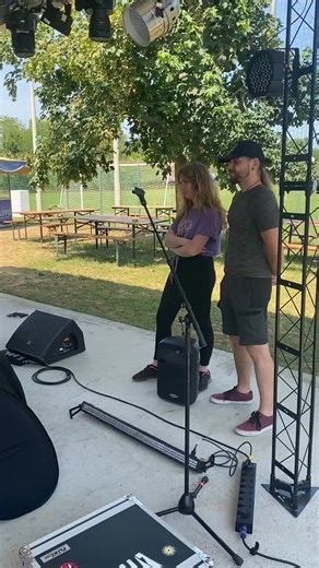 Dal soundcheck al caos del palco. 🔥 Il rock non si prova — si vive. ⚡#summermemories Ps: secondo voi chi è più di aiuto durante il montaggio del palco? La cantante o il chitarrista? #primedonne #RockOn #ConcertoRock #LiveEnergy #Soundcheck #StageLife #DrumPower #AdrenalinaPura #RockVibes | Rock Arena Band