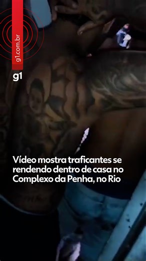 Rio de Janeiro - Durante a megaoperação desta terça-feira (28) nos complexos do Alemão e da Penha, uma mulher foi feita refém por 26 criminosos em uma casa na Vila Cruzeiro, na Zona Norte do Rio, segundo informações da Polícia Militar. Um vídeo, obtido pelo #g1, mostra quando um dos bandidos manda a refém filmar a rendição, para que os policiais não os matem. No vídeo, o homem diz que estão todos sem camisa e desarmados e pede para que a polícia: "sem esculacho". Dá para ver sangue nas paredes d