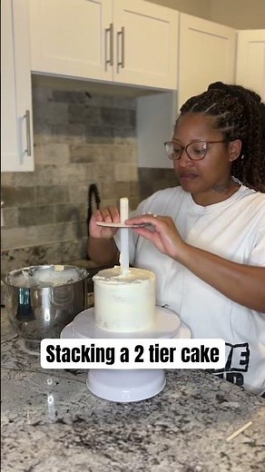 How I Stack a Two-Tier Cake in One Step #cakedecorating #cake #cakedesign