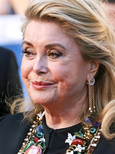 Elle était l’une des plus grandes stars d’Hollywood dans les années 70❗️❗️Malgré son succès, cette célèbre actrice a choisi de vieillir naturellement. 🤗🤩 Sa transformation impressionnante au fil des ans, sans aucune intervention esthétique, a provoqué un véritable buzz. 👏➡️ Découvrez à quoi ressemble aujourd’hui cette star des années 70 en consultant le commentaire ci-dessous ⬇️⬇️⬇️ | Mignon