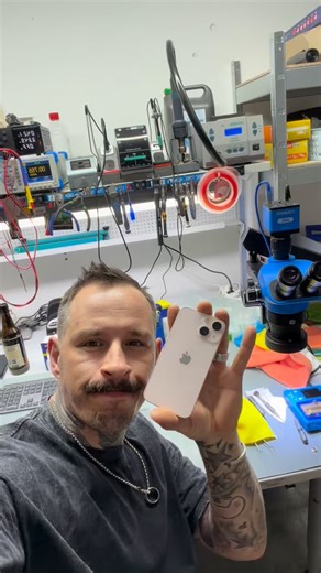 iPhone 13 mini – weißes Display, kein Touch 😳 Gerät startet nur mit weißem Screen, reagiert nicht – und wenn doch mal ein Bild kommt, ist der Touch komplett tot. Klingt erstmal nach Display oder Board-Problem. Messung gemacht → Kurzschluss auf der Touch-Versorgungslinie. Mit der Wärmebildkamera geprüft → 140 °C an der Taptic Engine! Ursache: gerissenes Kabel am Vibrationsmotor → Kurzschluss → Touch tot. Taptic Engine ausgebaut, Fehler lokalisiert – und plötzlich läuft wieder alles. Display, Tou