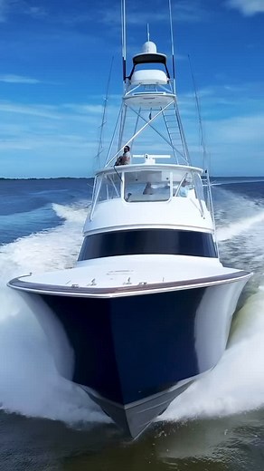 82’ @viking.demo at the @piratescovebillfishtournament equipped with twin MTU 16V2000 M96L engines. #sponsoredbymtu | CJ Holbrook Photography