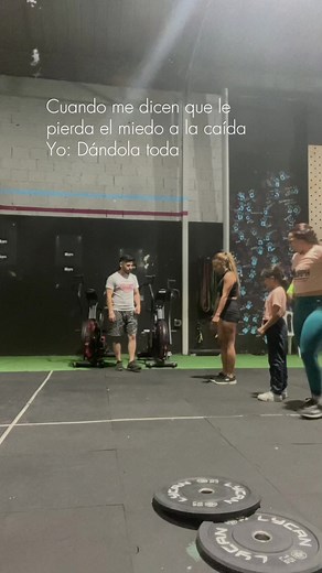 De las caídas se aprende😅🤣 #crossfit #handstandwalk #crossfiter #fitness #workout #gym #hanstand #motivation #wod #crossfitgirls #strength #strong #gymgirl #gymrat #gymmotivation #fyp #lifestyle