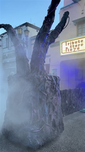 Premium Scream during HHN 33 was one of the most incredible nights ever at HHN. Who else misses Demon Queens? #hhn #hhn33 #hhnforever #halloweenhorrornights #universalorlandoresort | Freaks of Halloween Horror Nights