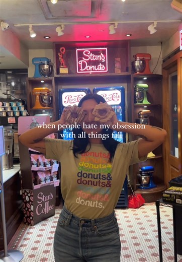 We’re bringing all the cozy fall flavors on our donut tours 😍🎃 Donuts featured here: 🍂 @Stan’s Donuts Chicago pumpkin old fashioned & apple cider donuts (on our Chicago donut tour) 🍎 @Red Apple Farm 🍎 apple cider donuts (on our Boston donut tour) 🍁 Thornton River Orchard apple cider donuts #fallflavors #pumpkinspice #applecider #appleciderdonuts