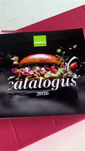 ✨ Een klein voorproefje van iets heel bijzonders… ✨ Soms krijgen wij bij BitesBorrelplanken de kans om iets te proeven dat nog bijna niemand kent. Dit keer hebben we exclusieve proefmonsters ontvangen van de Tafelbol Rustiek van Panesco – en eerlijk… we zijn verliefd op dit brood! 🥖❤️ Deze prachtige bol, ook wel de koning van het tafelbrood, zit vol karakter. Ambachtelijk gemaakt, rijk van smaak en perfect voor bij een borrelplank. Vlak voor het serveren snijden wij het brood aan, zodat het hee