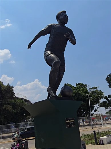 El mejor jugador del mundo lo tenemos en guadalajara jalisco México , la estatua de pelé presente en la explanada del estadio jalisco. #pelé #estatua #estadiojalisco #flypシ #parati