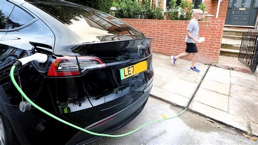 Έξυπνη λύση για την φόρτιση στου αυτοκινήτου αν δεν έχεις δικό σου parking