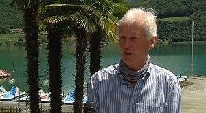 CHIUDE L'ACCESSO AL LAGO DI CALDARO PER ASSEMBRAMENTO La bellezza di potersi godere il lago di Caldaro per surfisti e velisti e cittadini è durato un solo giorno. Per colpa di indisciplinati che non hanno osservato le regole i carabinieri hanno invitato il titolare alla chiusura dell'accesso al lago a data da definire. La notizia apparsa sull'Alto Adige ha deluso soprattutto i giovani. | RTTR ALTO ADIGE