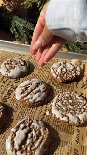 Brown butter iced gingerbread oatmeal cookies 🍪✨ Ingredients: - 1 cup unsalted butter; browned - 1 1/4 cup brown sugar - 2 tbsp molasses - 1 egg 1 yolk - 1 tsp vanilla bean paste - 2 cups old-fashioned oats - 1 1/2 cup all-purpose flour - 1 tsp baking soda - 1/2 tsp salt - 2 tsp ginger - 1 1/2 tsp cinnamon - 1/4 tsp nutmeg - 1/4 tsp cloves Icing - 1 1/2 cup powdered sugar - 2 tbsp milk - 1/2 tsp vanilla extract - Pinch of salt Instructions: Start by browning your butter in a small saucepan over