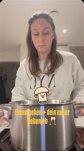 Jacqueline Meindl | Social Media & UGC für deine Zielgruppe on Instagram: "2 Jobs die sich nicht nach Arbeit anhören, aber Du wirst tatsächlich dafür bezahlt: UGC Videos für eine Burger Filiale machen 🍔🤩 Man bekomm ein Skript, man nimmt sein Handy mit, filmt alles, schneidet die Videos wo man sieht wie sehr man es dort genossen hat und schickt das fertige Reel dann der Firma. Fertig. Zusätzlich zum Burger Menu mit Pommes und Getränk, bekommst du auch noch Geld aufs Konto. Das machen UGC Creato