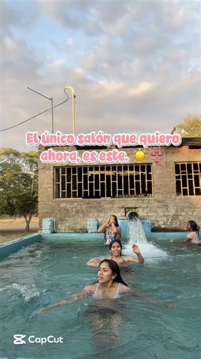 Día de Diversión en la Piscina con Amigas
