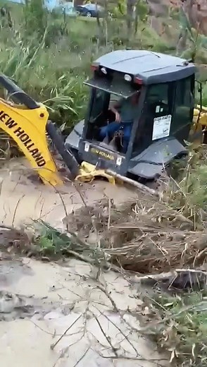 113K views · 439 reactions | The tense moment when the backhoe gets stuck in a muddy river #moment #river #backhoe #fblifestyle | Excavator proyek | Facebook