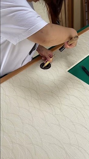 女性襖職人の日常 襖の引手取り付け