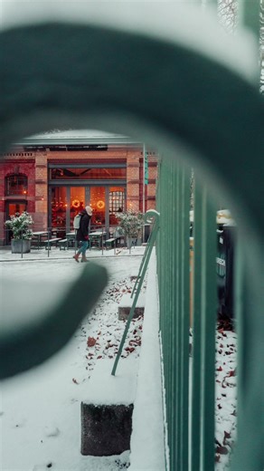 Ever wonder why some photos feel so much deeper? 👀 …It’s all about layering: foreground, middle ground & background. In this shot, I’m shooting through the fence — using its snail-shaped form as a natural frame in the foreground. The structure creates an extra layer, while the passing person becomes the main subject in the middle ground and the environment fades into the background. By photographing through objects like fences, shapes or patterns, you instantly add depth to your image. Those ov