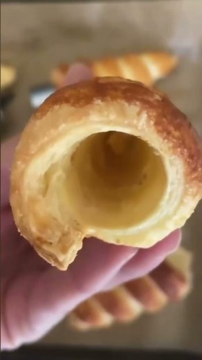 Most popular recipe: Crispy puff pastry cannoncini filled with crema pasticciera 😍❤️