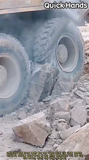 중장비 바퀴 사이 돌 끼임 현상 해결 및 타이어 보호 작업 절차 #worker #process #tire #machinery #maintenance
