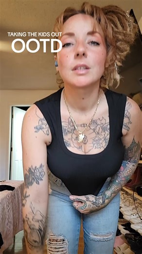 #ootd #ootdinspo #mom #tattooartist #locs