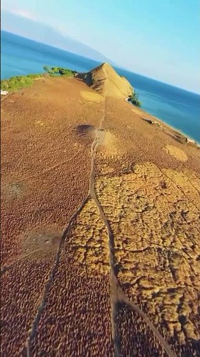 Kenawa Island, is a dream for snorkeling lovers with its crystal-clear waters! 🏝️ 🎥: @nabilensart