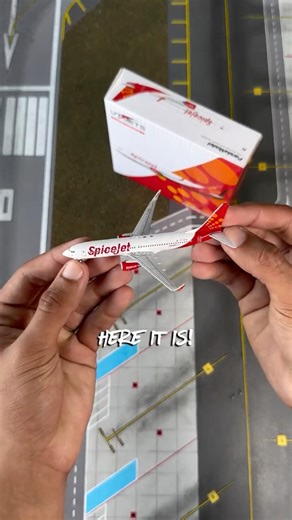 SpiceJet Boeing 737-800 in 1:400 scale Unboxing Spice in the Skies! #modelairplane #aviation