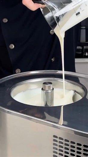 ❌ Esto no es un postre. Es un Petit Four glacé: un bocado frío, que acompaña al café como lo haría un macaron o un bombón. . La base está hecha con los courstade de @nordic_chefs , un material de trabajo que me parece fascinante y lleno de posibilidades. Dentro, helado de limón y un gel de menta y albahaca que aportan ese frescor herbal que limpia el paladar al final de la comida. . Una pieza pequeña que condensa lo que más me obsesiona: equilibrio, técnica y emoción. | Ivan Vazquez