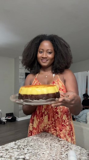 Voici la fameuse recette du chocoflan et non du chocolava 🙈 Préchauffez le four à 180•C ( 350F ) * Caramel -Une tasse de sucre ( 200g ) * Flan Ingrédients: - 1 boîte de lait évaporé ( 354ml ) - 1 boîte de lait concentré ( 300ml ) - 2 cuillère à café de vanille pure - 5 œufs moyens - 225g de fromage à la crème 45min au four * Gâteau au chocolat Suivre les consignes sur la boîte à gâteau - 3 œufs - 1 tasse de lait (250ml) - 1/2 tasse d’huile végétale (125ml) 45 min au four Laissez refroidir 2h au
