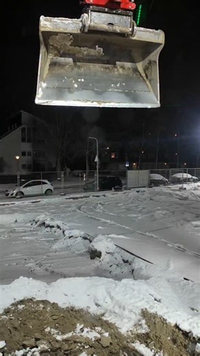 Mike Koopman on Instagram: "Loading trucks (different point of view) 🔴⚫️💪🏻😎❄️🌨 . . . #snow #rototilt⚫️🔴 #volvo #altijdhandig #lekkerrommelen"