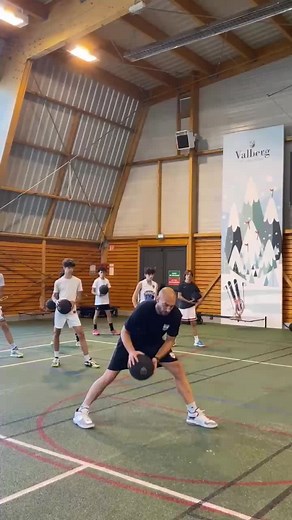 Low pick up 🇫🇷 #ballhandling #dribbling #footwork#demonstration#details#low#pickup#progression#one#leg#finish#swing#step#combo#skills#kyrieirving #skillsfactory #basketballtrainer #basketballcamp #france#basketball #ballislife