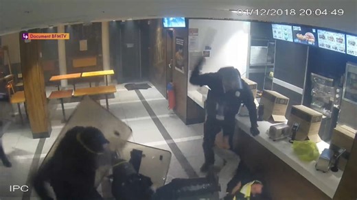 "Les images, ce sont les faits": au premier jour du procès des CRS jugés pour des violences sur des gilets jaunes dans un Burger King, le poids des vidéos