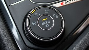 Neige et verglas : trop peu d'automobilistes connaissent l'existence de ce bouton qui facilite la conduite !