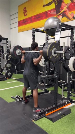 We take Squatober seriously here at USC 💪 High rep sets are not most people’s favorite thing to do, but are extremely important for hypertrophy, especially at this time of the year. Can’t walk into Halloween 🎃 weekend with weak legs. | USC Throws