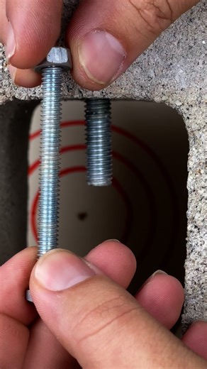 Mestres das Soluções Videos Curtos on Instagram: "Como colocar porca em parafuso em lugar apertado solução da obra #DIYTools #Construção #Obra #Parafuso #Truque"