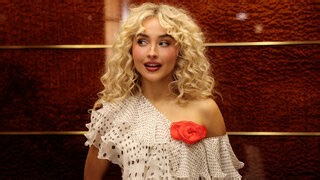 Kate McKinnon Wooed Blake Shelton in SNL's "Farm Hunk" Bachelor Parody