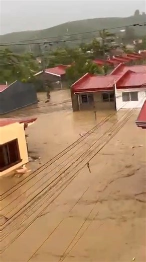 WATCH: Floodwaters have reached alarming levels in Barangay Jubay, Liloan, Cebu, with many homes nearly submerged following heavy rains and strong winds brought by Typhoon Tino. | 🎥: Philippine Red Cross/Facebook via Princess Judith Gueco, INQUIRER.net trainee •⁠ ⁠Follow live updates for #TinoPH: https://inqnews.net/TinoPH | INQUIRER.net