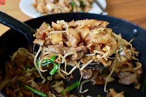 Beef Chow Fun / Stir fried Beef Rice Noodles 干炒牛河