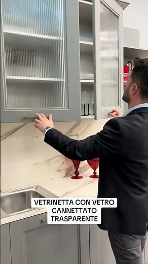 Cucina Contemporanea Moderna con Cantinetta Vini e Cappa a Vista | Design Elegante 2025