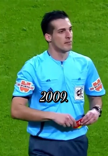 🚨⚽ ¿Dos años de castigo por expulsar a Cristiano Ronaldo? Sí, pasó. En 2009, un árbitro aplicó el reglamento… y pagó el precio. Porque en el fútbol no todos los silbatazos pesan igual: cuando tocas a una estrella, no juzgas solo una jugada, pones en juego tu carrera. 📵🟥 Reglamento vs poder. Esa es la verdad incómoda del fútbol moderno. Capitanes… discúlpenme por ser tan objetivo. 🫡 #gusbol #tiktokdeportes #cristianoronaldo #javierestrada #arbitraje