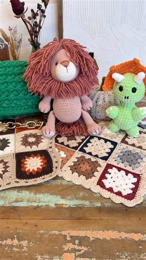 My Quick Crochet Guide🧶✨ If you’ve ever wanted to learn how to crochet but didn’t know where to start, this one’s for you! 💕 Here’s a quick breakdown: 🧵 Hooks — Start with sizes H, I, J, or K. Going too small or too large can make learning tricky. 🧶 Yarn — There are so many pretty yarns out there (you’ll get to them soon!), but for your first project, go with a light-colored acrylic yarn. It’s easy to work with, easier to see, and super affordable. 🔁 Practice — Make chains, then frog them (